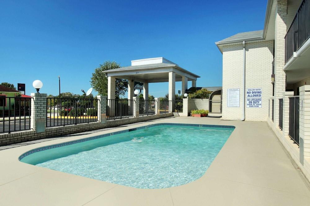 Super 8 by Wyndham Lancaster photo 16