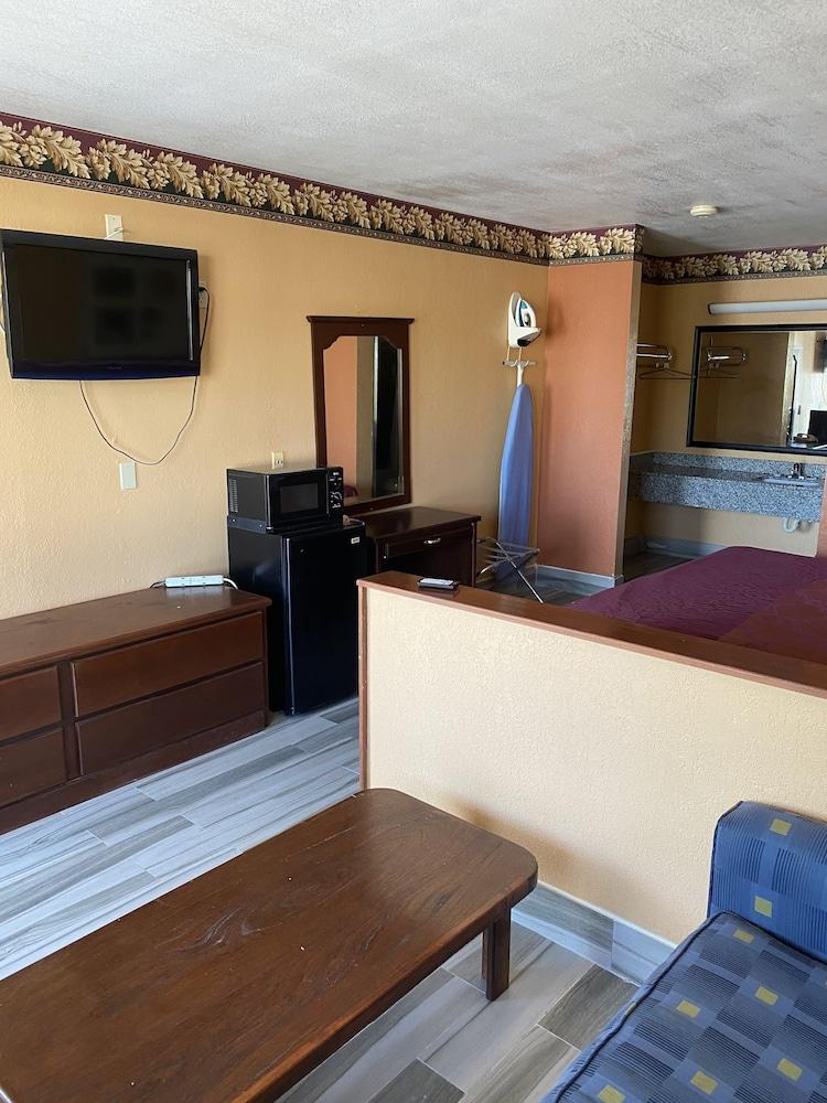 Executive Inn and Suites photo 24