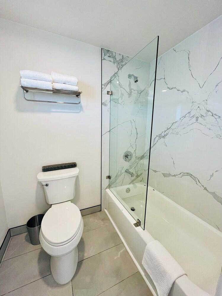 Clarion Pointe Mount Vernon - Burlington photo 15