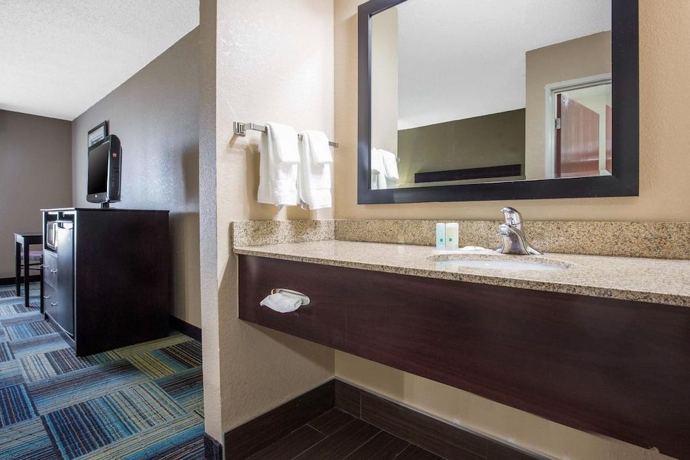Quality Inn & Suites Arnold - St Louis photo 47