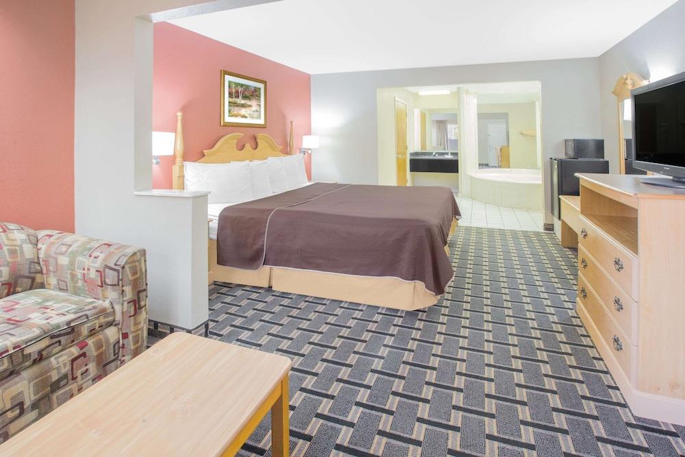 Days Inn & Suites by Wyndham Pine Bluff photo 4
