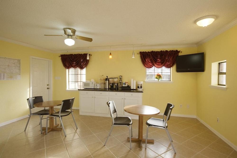 Americas Best Value Inn Pryor photo 11