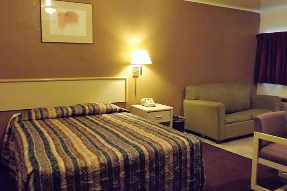 Travelodge by Wyndham Farmington photo 8