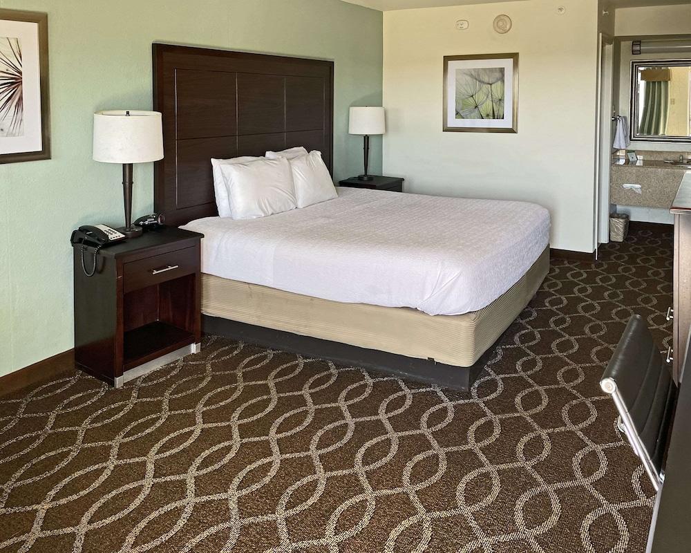 Quality Inn Clinton North photo 16