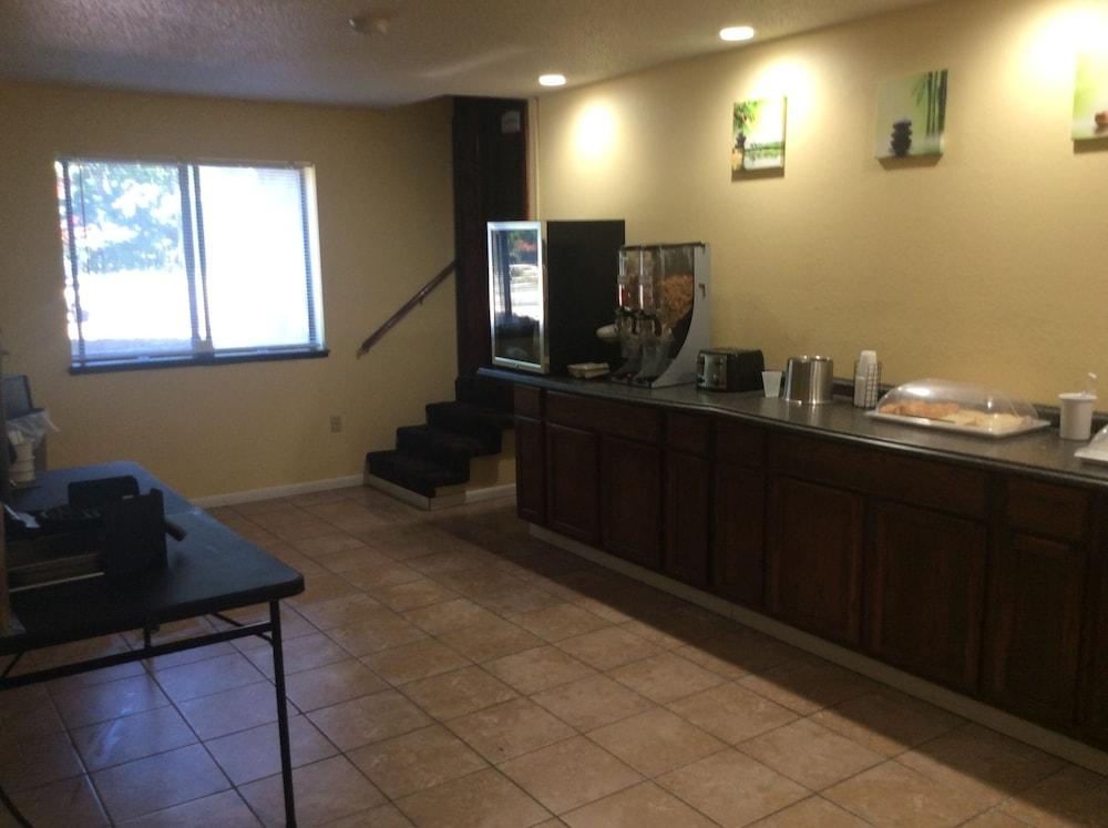 Rodeway Inn Whitehall photo 35