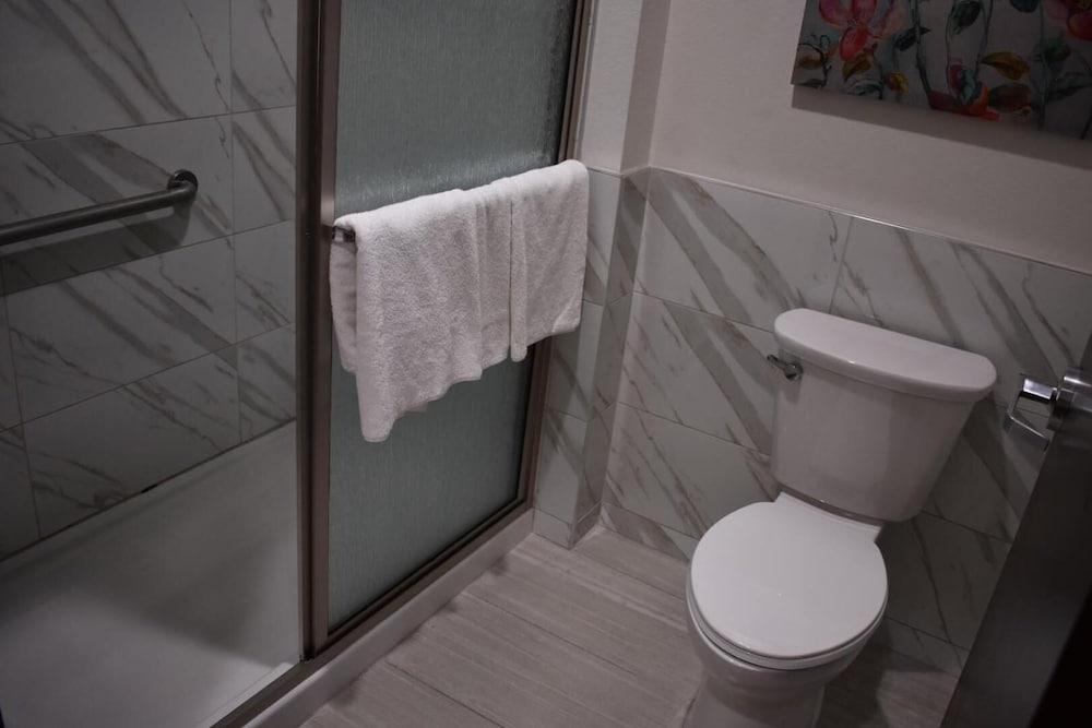 Grand Villa Inn & Suites - Humble photo 13