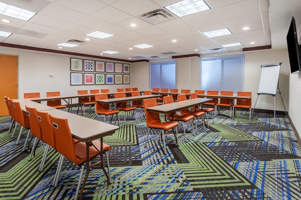 Holiday Inn Express & Suites Cedar Falls - Waterloo by IHG photo 34