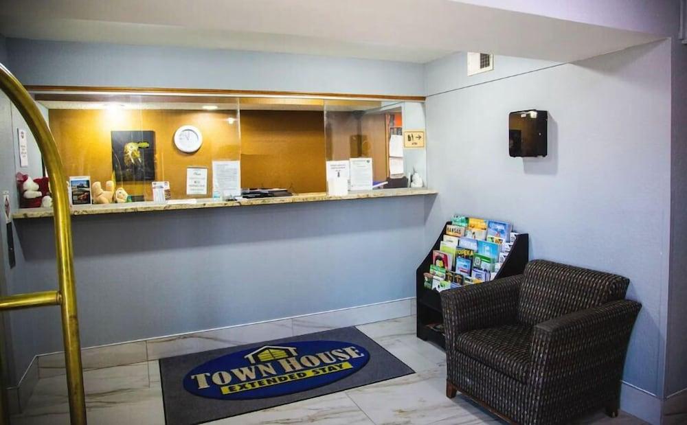 Town House Extended Stay Hotel Downtown photo 2