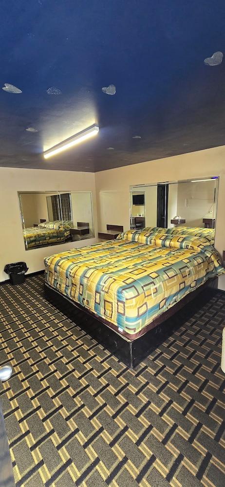 Royal Budget Inn photo 13