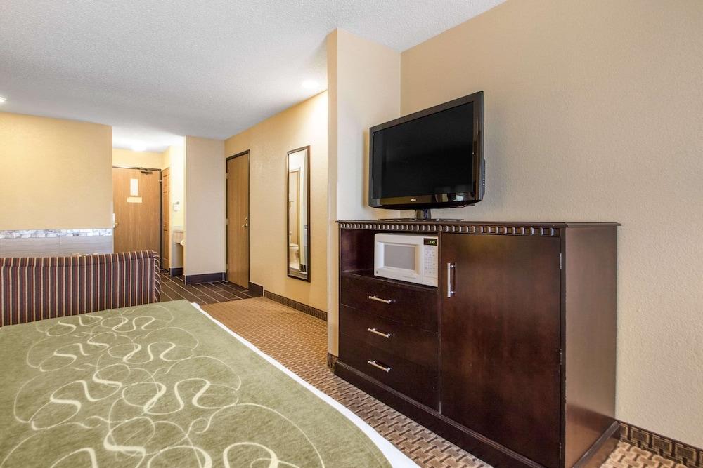 Comfort Suites Wisconsin Dells Area photo 34