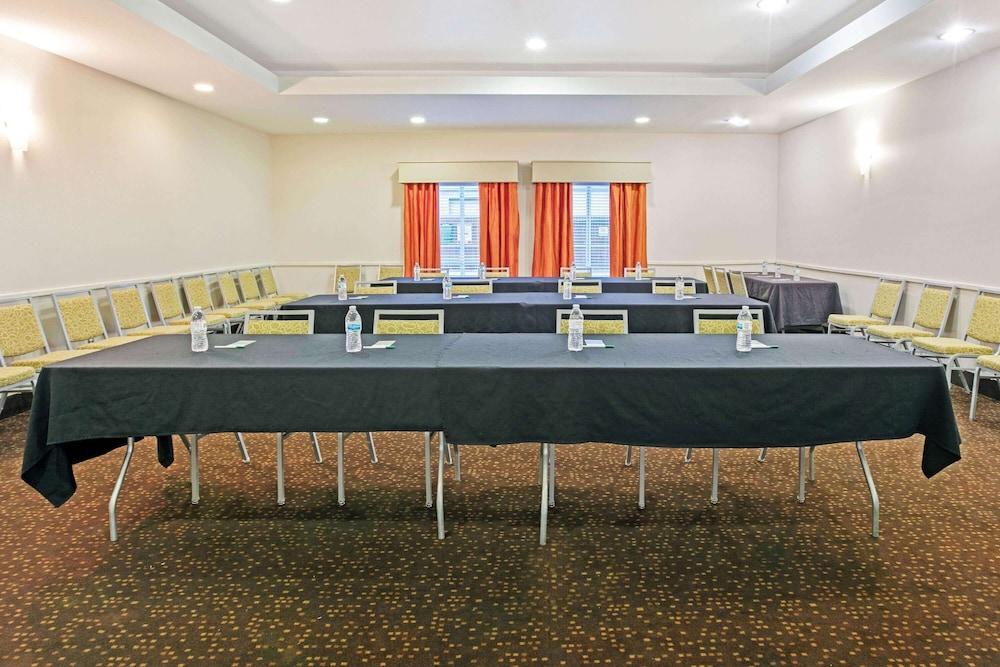 La Quinta Inn & Suites by Wyndham Paris photo 27