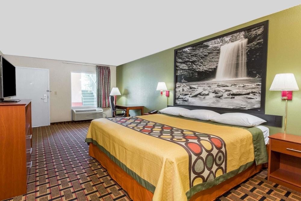 Super 8 by Wyndham Stafford photo 11