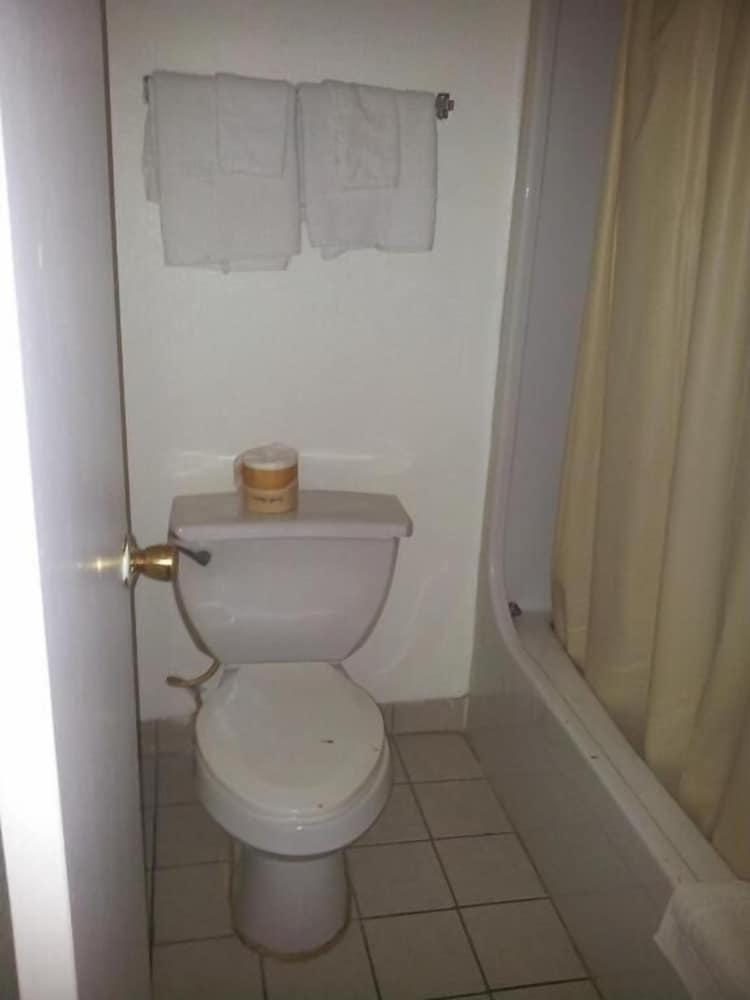 Deluxe Inn photo 35