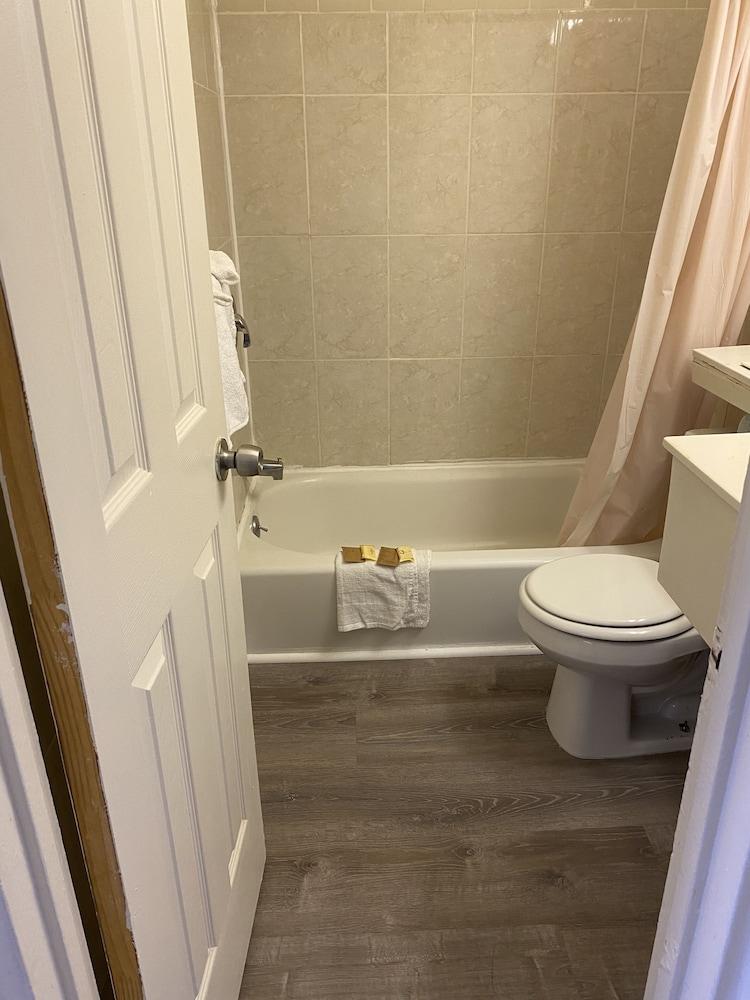 Red Carpet Inn & Suites photo 60