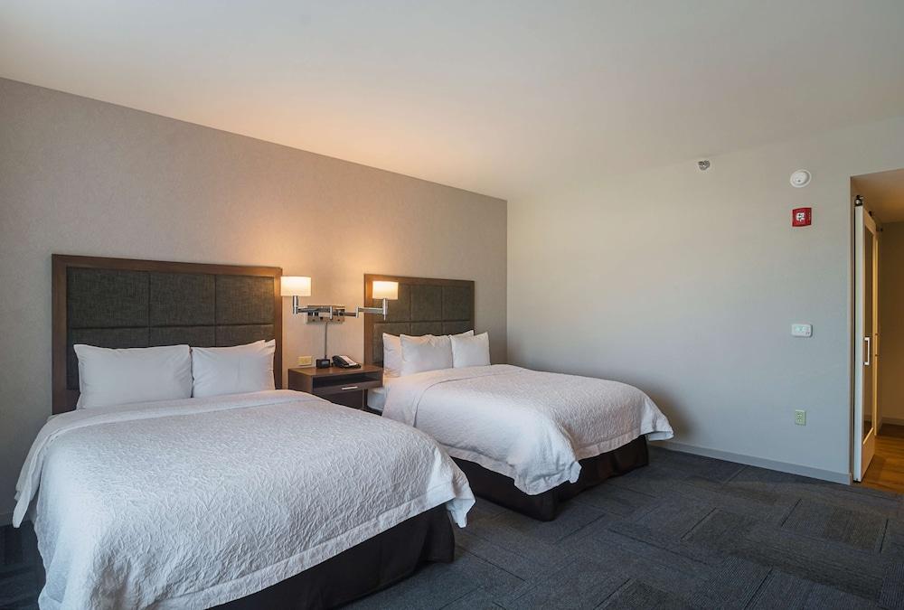 Hampton Inn Chicago North-Loyola Station photo 13