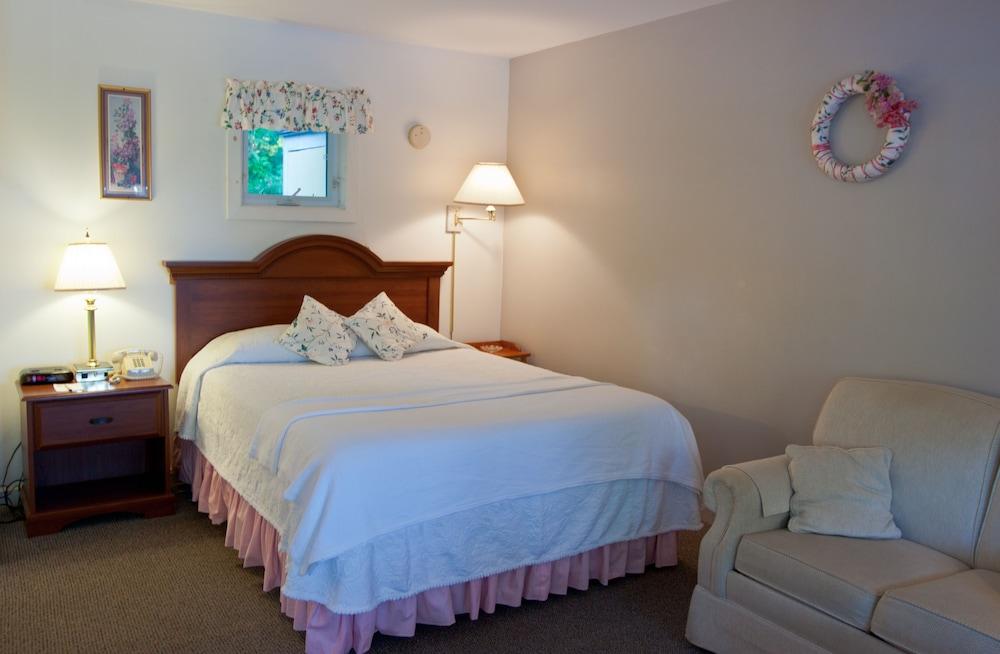 Mount Battie Inn photo 78