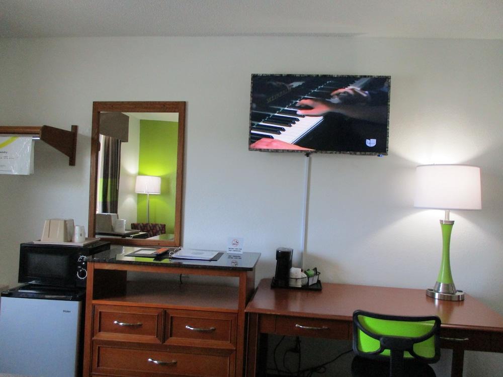 Super 8 by Wyndham Franklin photo 27