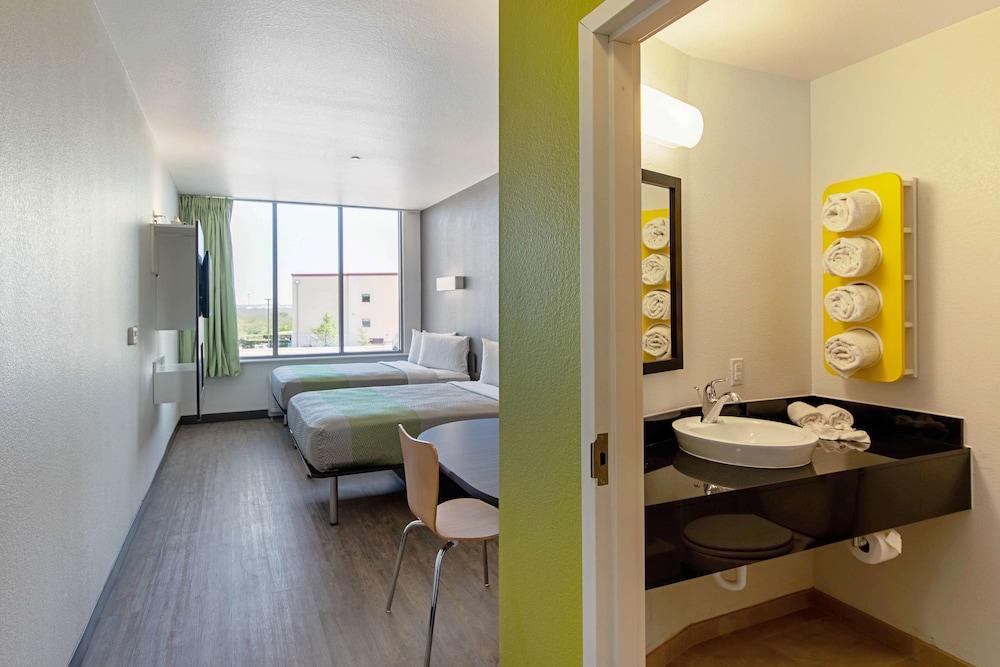 Motel 6 Austin, TX - Airport photo 10