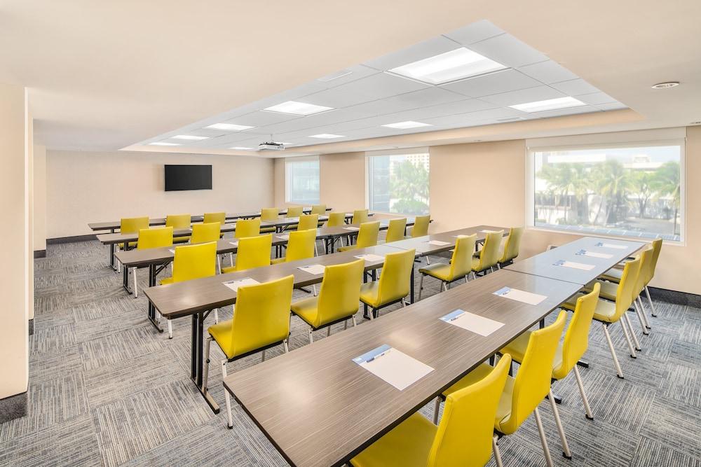 Holiday Inn Express Ft. Lauderdale Cruise-Airport by IHG photo 35