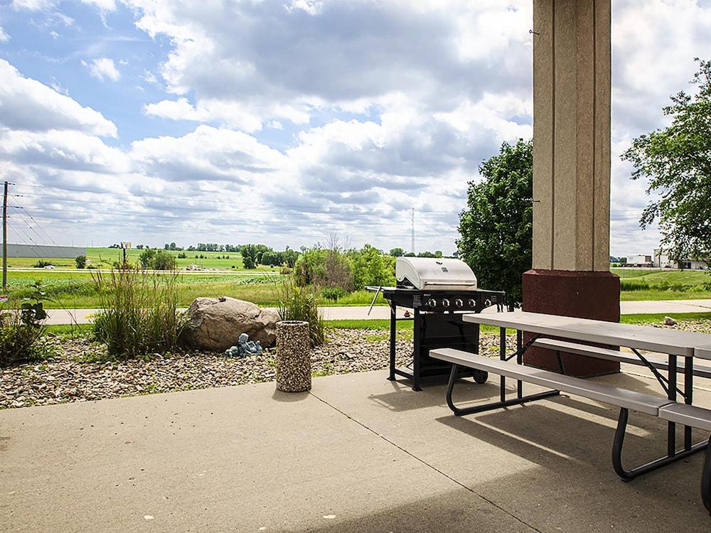 Urbana Inn & Suites photo 20