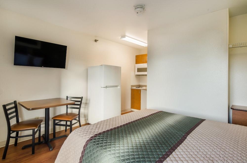 HomeTowne Studios By Red Roof Denver - Glendale/ Cherry Creek photo 13