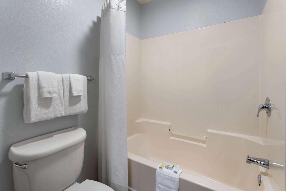 Days Inn by Wyndham Iron Mountain photo 47
