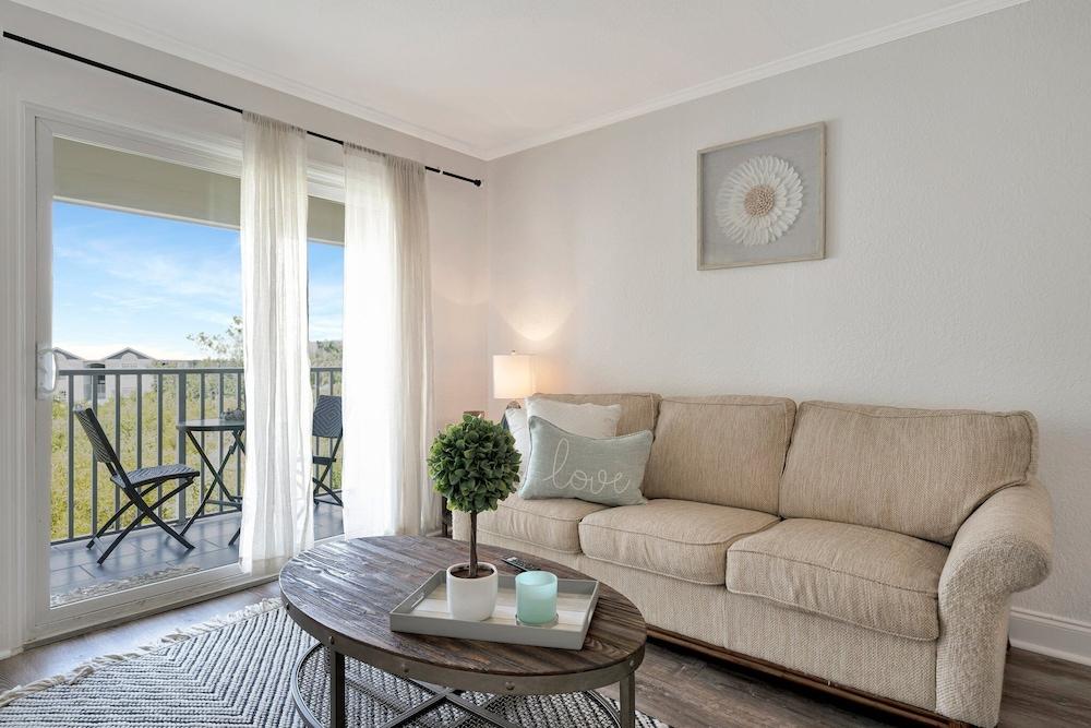 Seaside Luxury Oasis with balcony photo 1