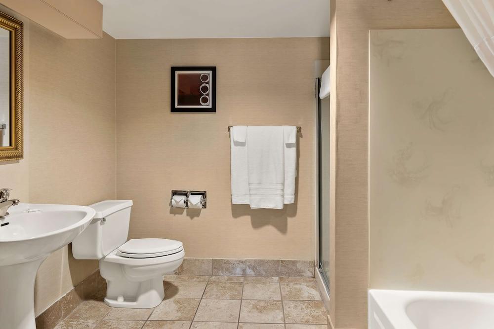 Hotel RL Cleveland Airport West photo 15