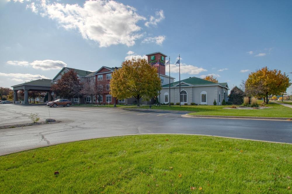 Holiday Inn Express Hotel & Suites Oshkosh by IHG photo 60