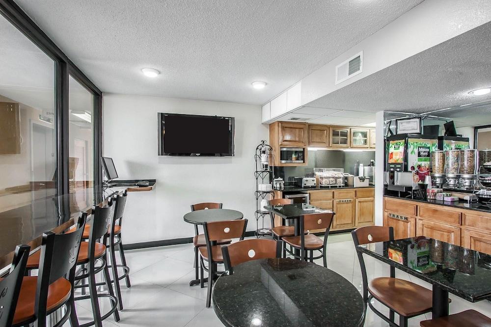 Econo Lodge Inn & Suites Memphis East photo 15