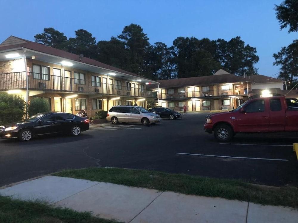 Inn Between The Hedges photo 1