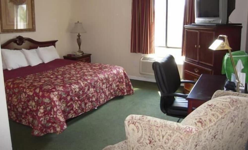 Colonie inn and Suites photo 5