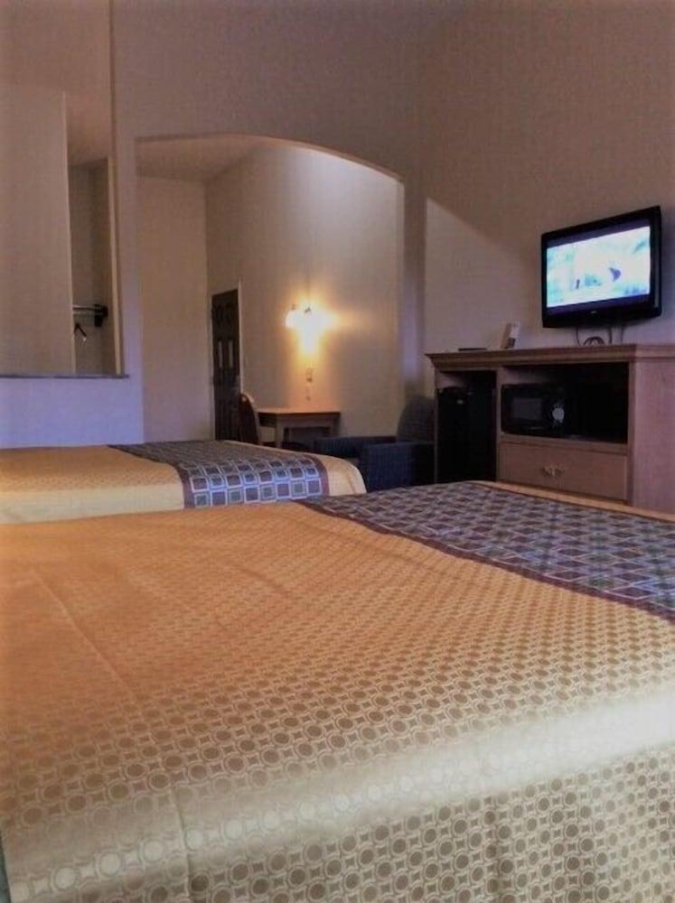 Texas Inn Weslaco photo 24