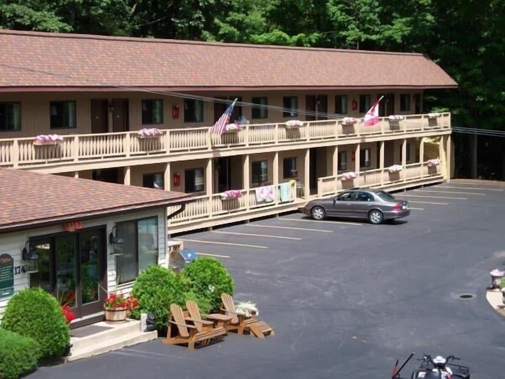 Tall Pines Motel photo 53