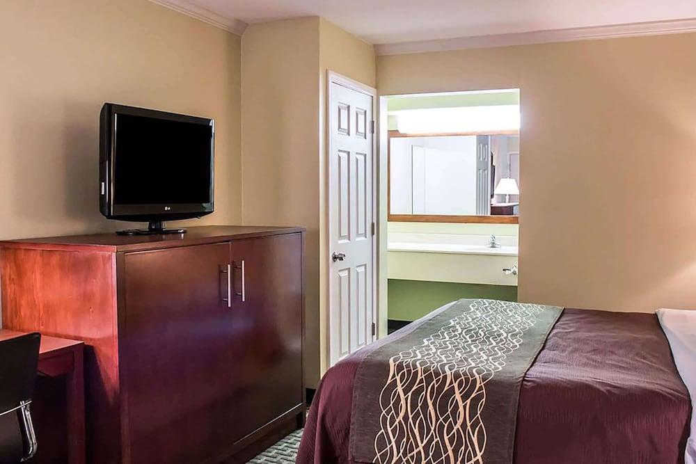 Days Inn by Wyndham Austintown photo 31