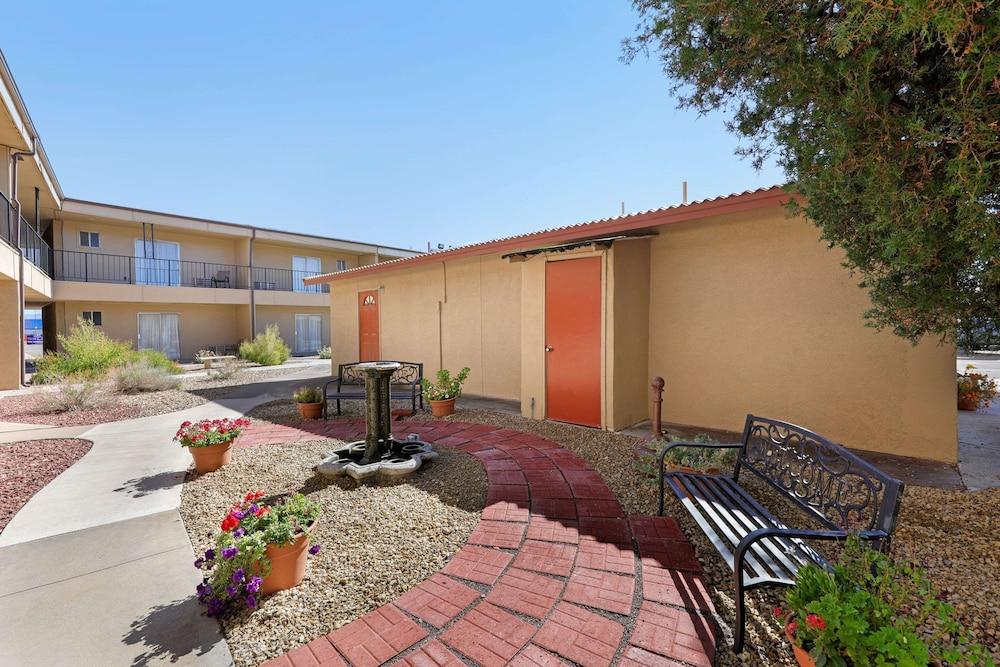 Econo Lodge Inn & Suites Socorro photo 14