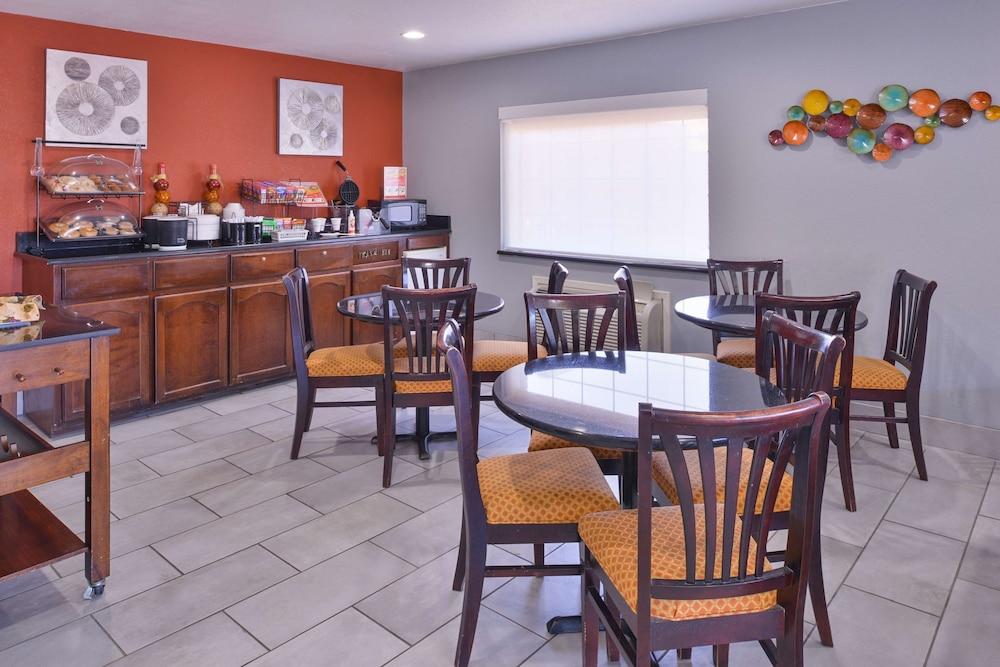 Americas Best Value Inn Batesville photo 19