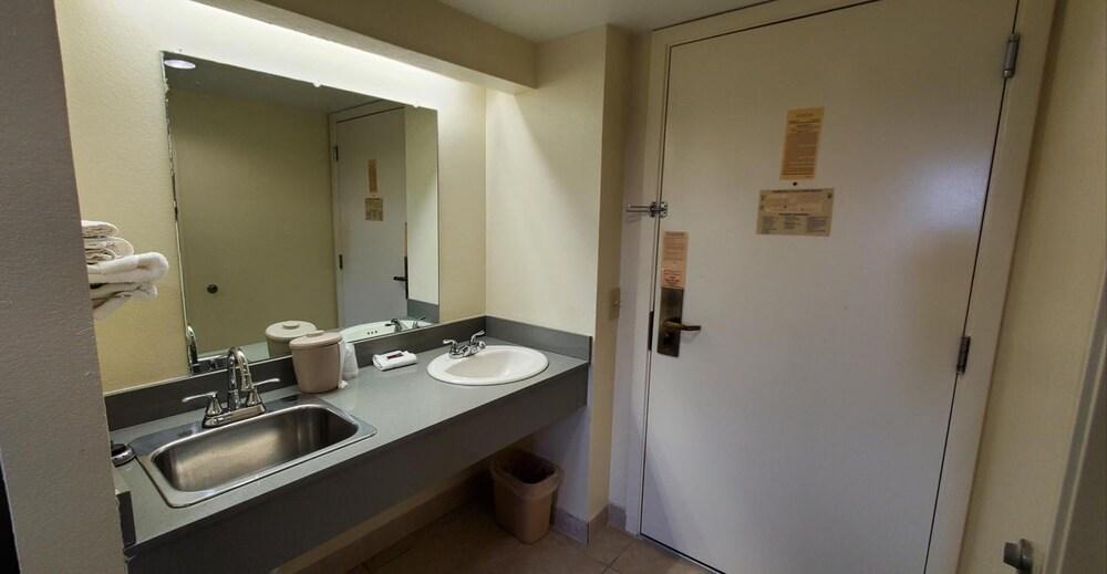 Plano Inn & Suites photo 24