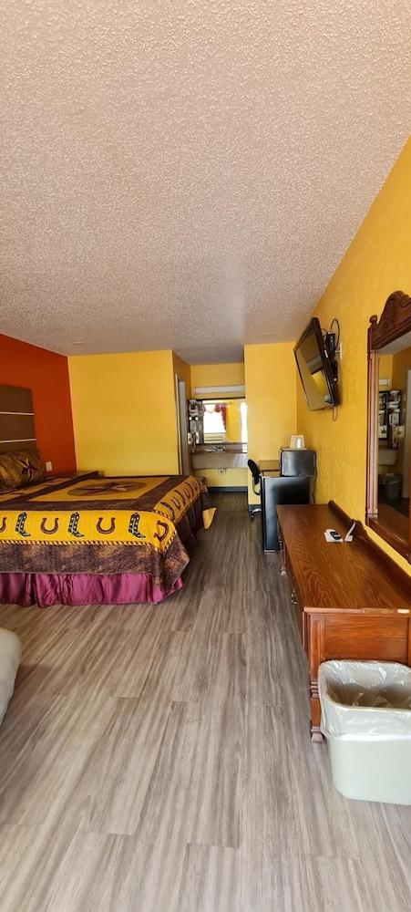 Chaparral Motel photo 32