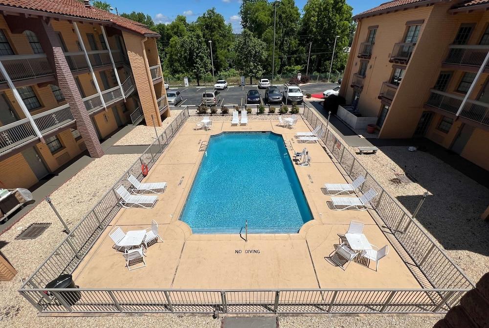 Days Inn by Wyndham Birmingham/West photo 11