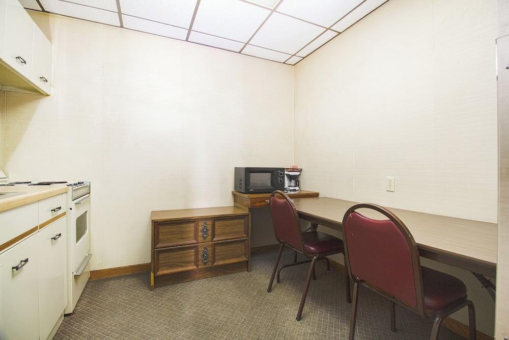 HomeTown Inn by OYO - Liberal, KS photo 34