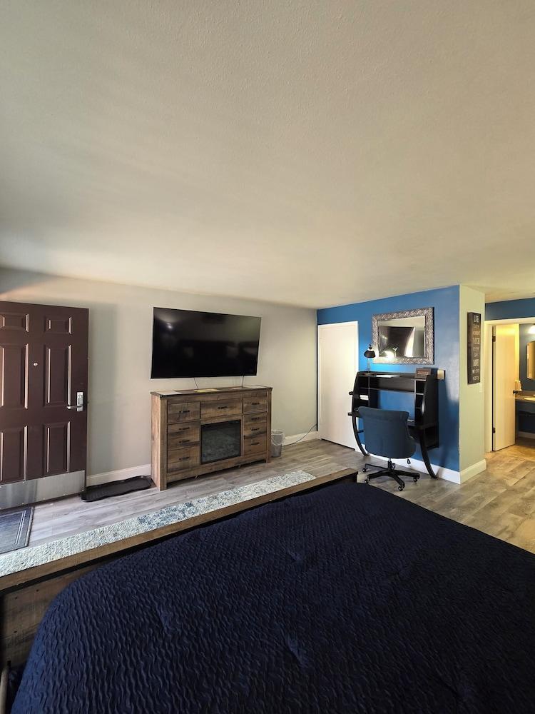 Chateau Rouge Condominiums photo 3