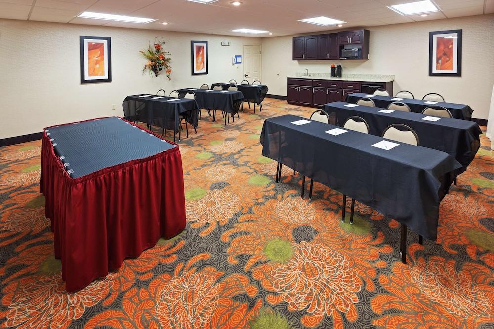 Hampton Inn by Hilton Clarksville photo 35