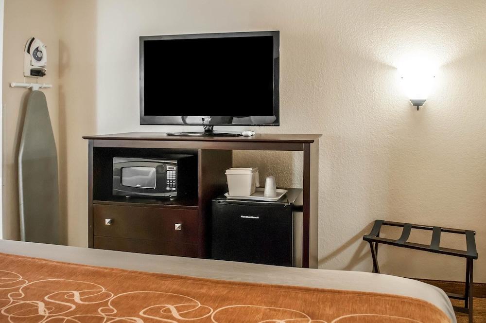 Comfort Suites Albuquerque/North Journal Center photo 32
