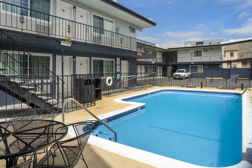 University Inn & Suites photo 23