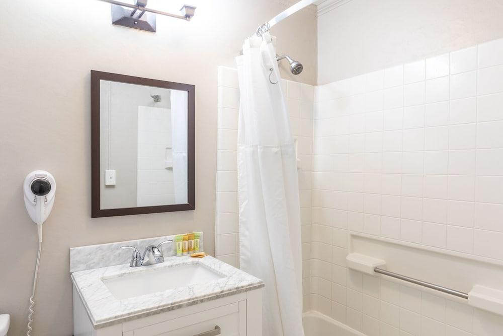 Vineyard Valley Inn photo 36