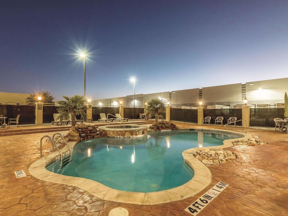 La Quinta Inn & Suites by Wyndham Dallas Grand Prairie South photo 36