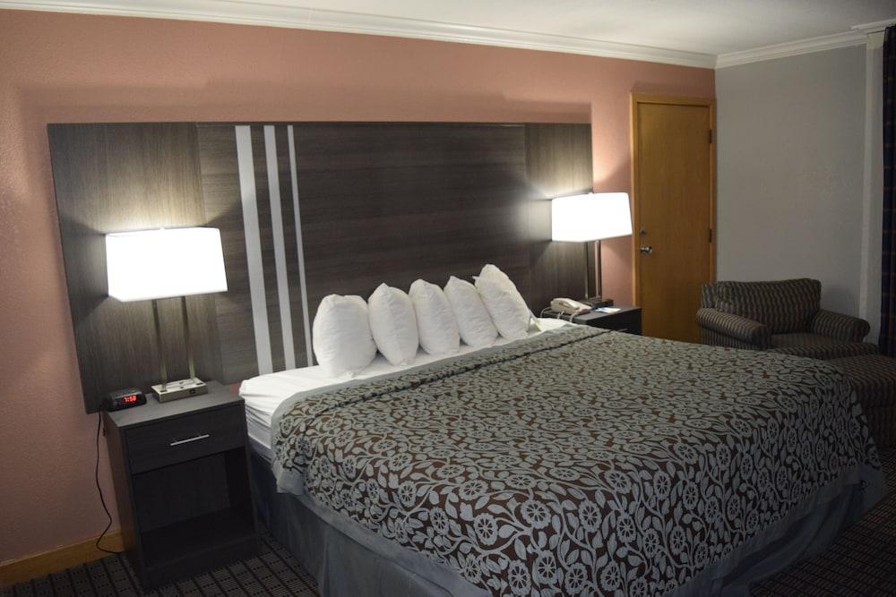 Days Inn by Wyndham Rock Falls photo 54