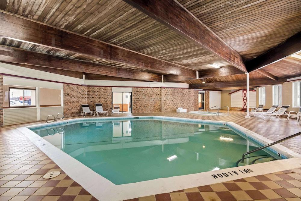 Econo Lodge Manistee photo 21