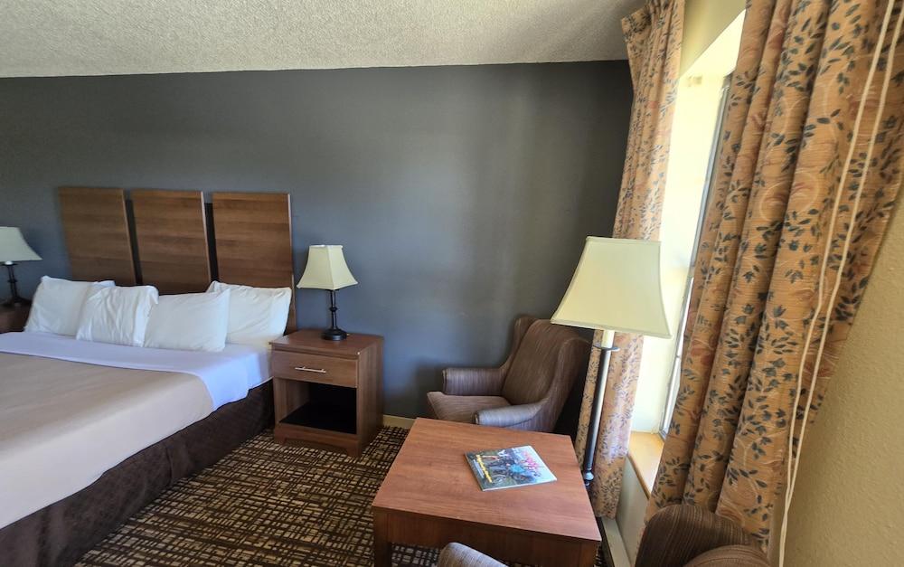 Econo Lodge Eagle Nest photo 35
